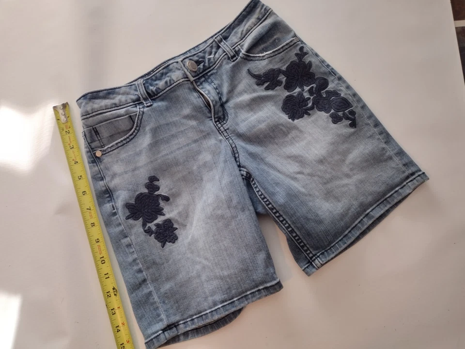 Simply Vera Vera Wang Light Blue Denim Jean Shorts Size 2 Embroidery Floral - Image 3 of 4
