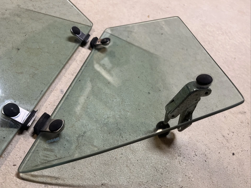 70 - 74 Saab Sonett 3 motorista passageiro traseiro quarto janela vidro com ferragens - Imagem 3 de 4