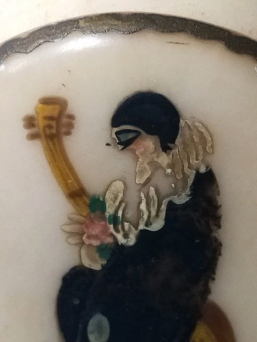 Bombonnière, boîte à bijoux en albatre à décor de pierrot musicien XX siècle - Picture 4 of 5
