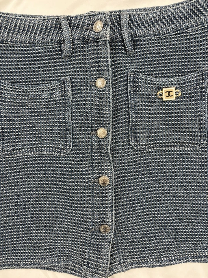 Minifalda CHANEL Denim Azul Degradado con Agarre CC y Botón 30 Foto 4 de 4