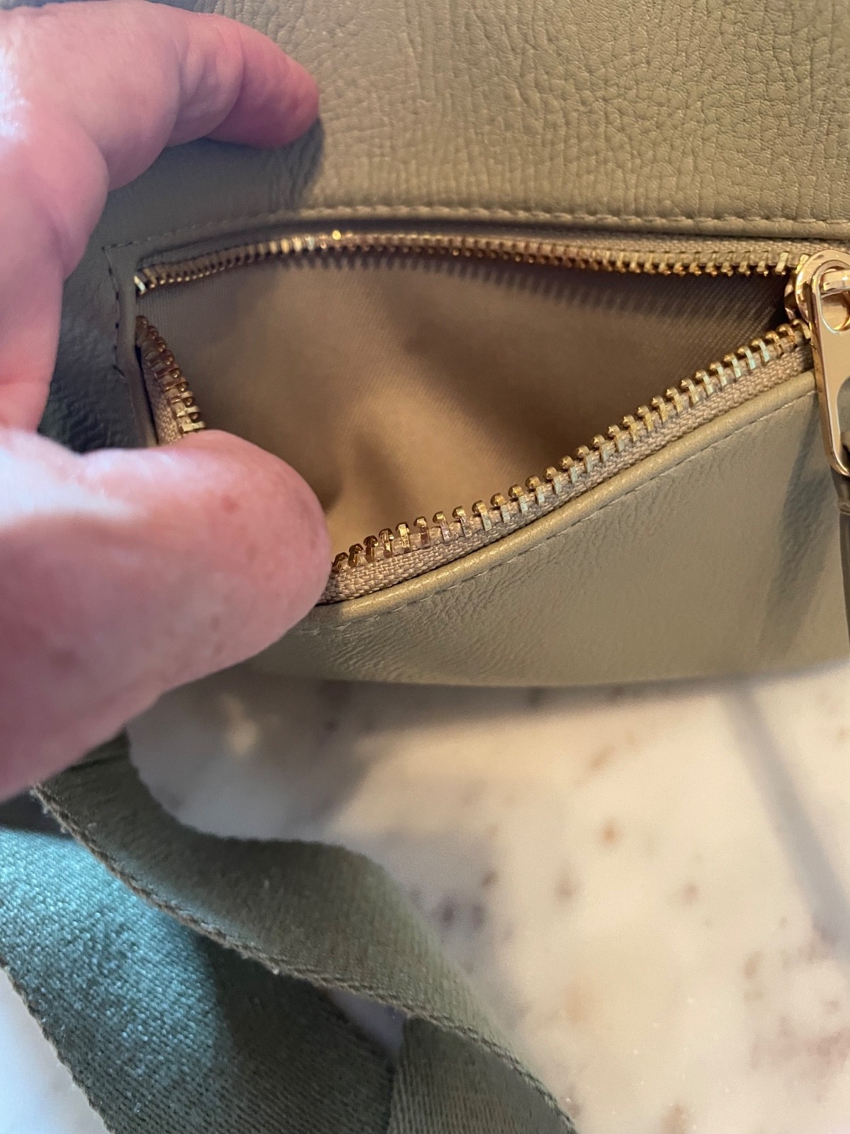 universal thread crossbody - image 4