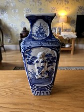 Antico vaso cinese vintage in ceramica alto a rilievo blu e bianco alto 12,5”