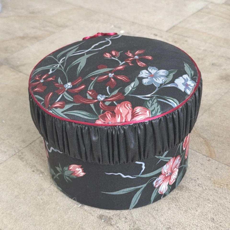 Caja de Almacenamiento Sombrero Decorativo Vintage Cubierta de Tela 8" Años 50 Negro Floral Foto 4 de 4