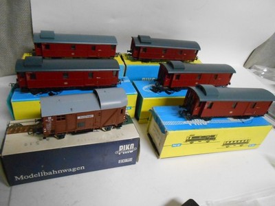 PIKO BAGGAGE CAR LOT HO SCALE 5 TOTAL & 1 COVERED WAGON 1:87 TRAIN