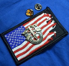 ARMY DE OPPRESSO LIBER SPECIAL FORCES DISTINCTIVE INSIGNIA PIN + WAR-TORN FLAG