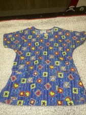 White Cross Scrub Top Women's Medium V Neck Stars, Hearts Print M SS