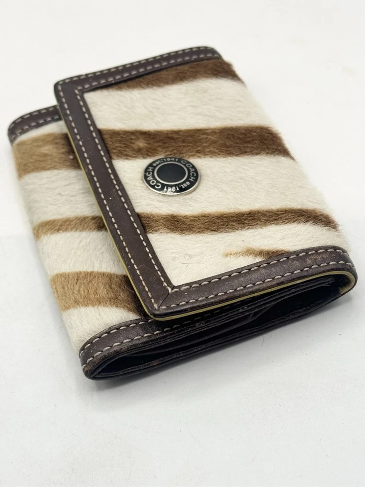 Cartera a presión Coach de cuero con pelo de cebra Foto 4 de 4