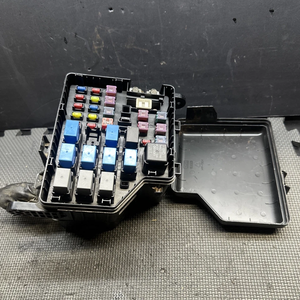 Engine Fuse Box 2001-2006 Hyundai Santa Fe - Image 2 of 4