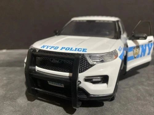 NYPD 1:24 Scale 2022 Ford Highway Patrol - Image 3 of 4