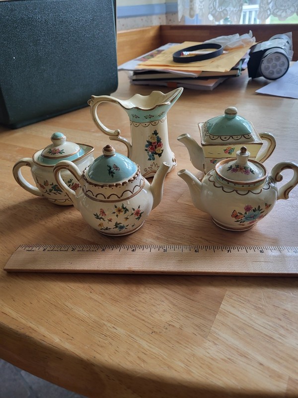 MINATURE WMG TEAPOT SET OF 5 WMG 2013 (Lids Don’t Come Off) SFH