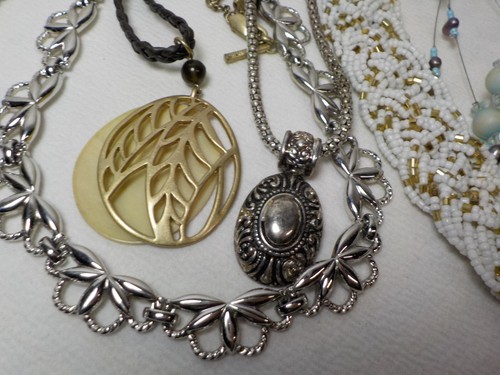 VINTAGE TO NOW LOT OF DESIGNER NECKLACE'S MONET AVON K COLE & MORE #52 - Picture 5 of 17
