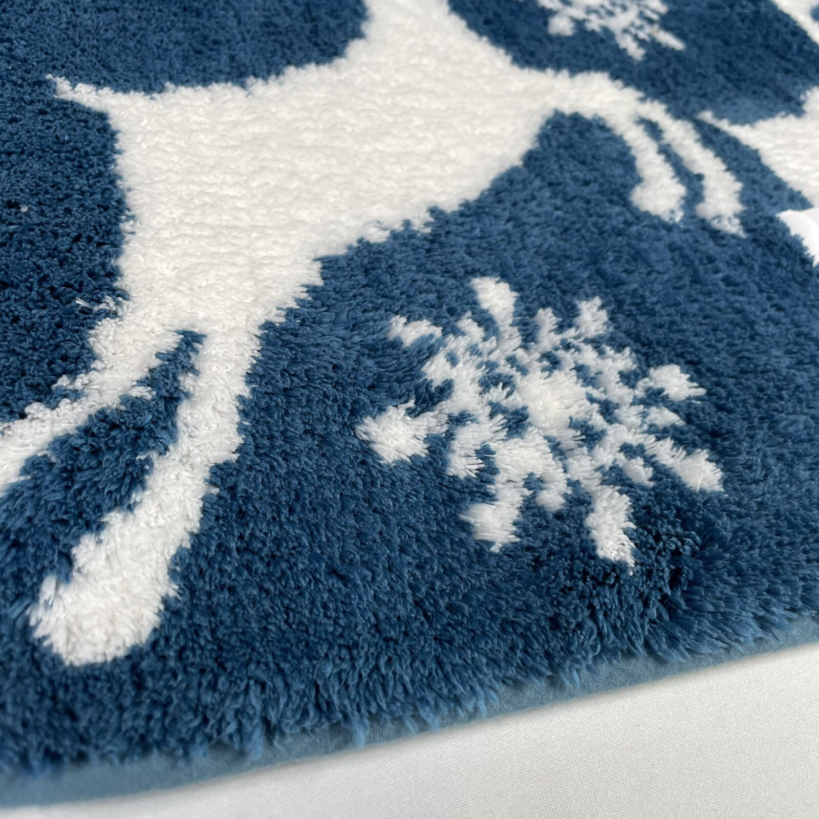 Riviera Home Bath Mat Christmas Holiday Blue White Raindeer Scene 20x32