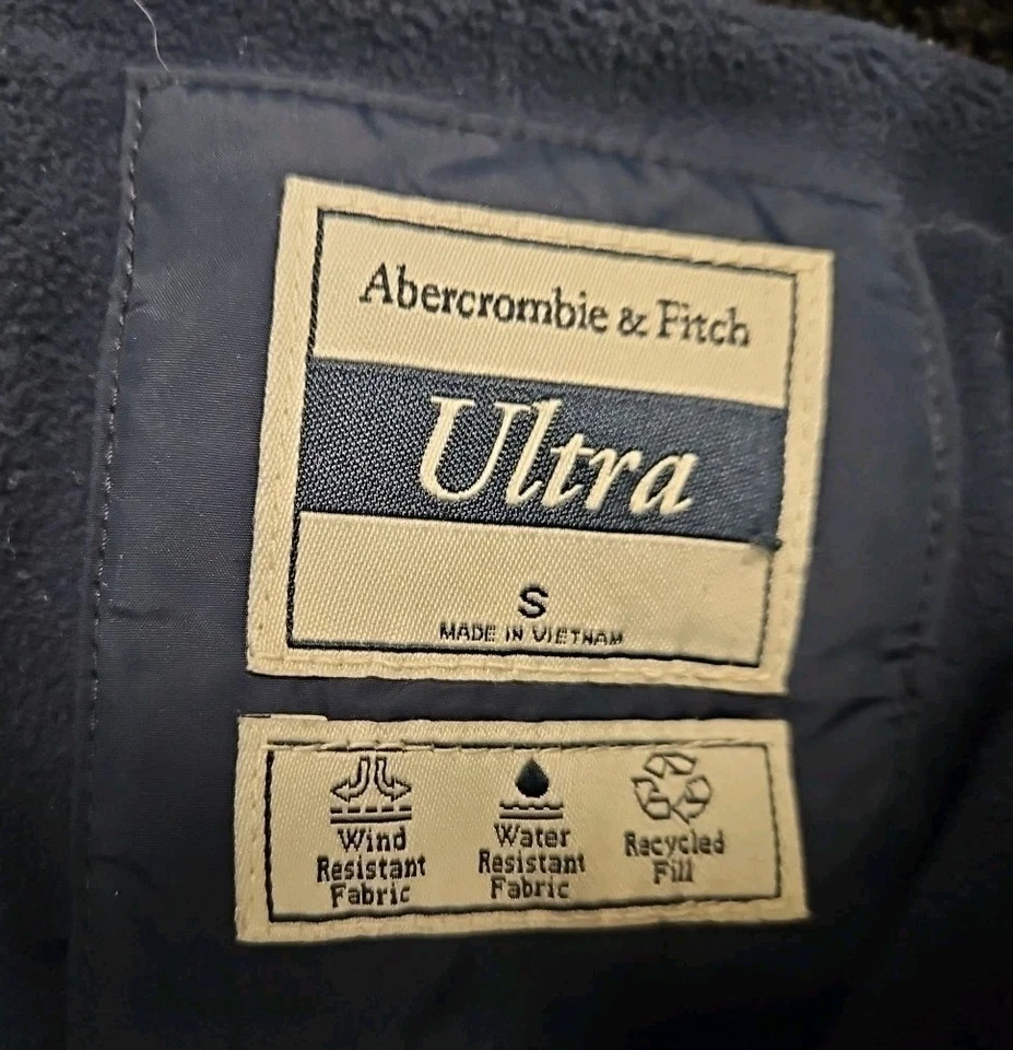 Chaqueta Abercrombie & Fitch Ultra Wm Sm con capucha acolchada resistente al viento al agua azul marino Foto 3 de 4