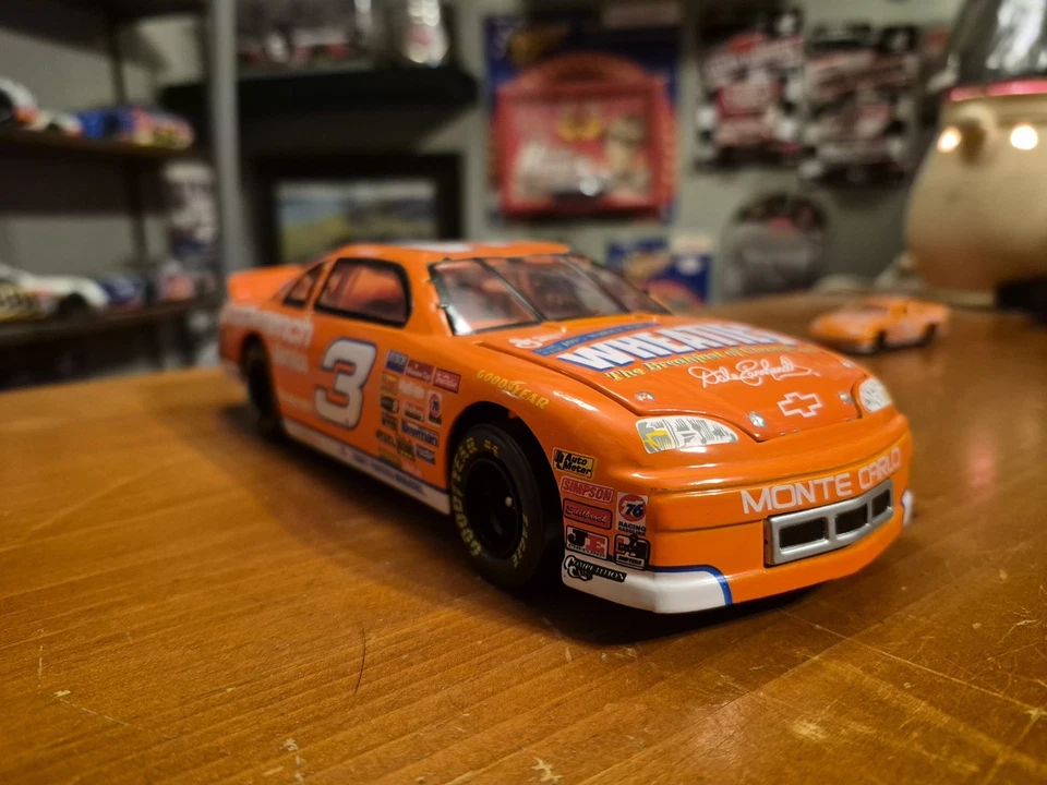 1997 Action 1:24 Dale Earnhardt #3 WheatiesHO rede de janela preta com carro 1:64 - Imagem 4 de 4