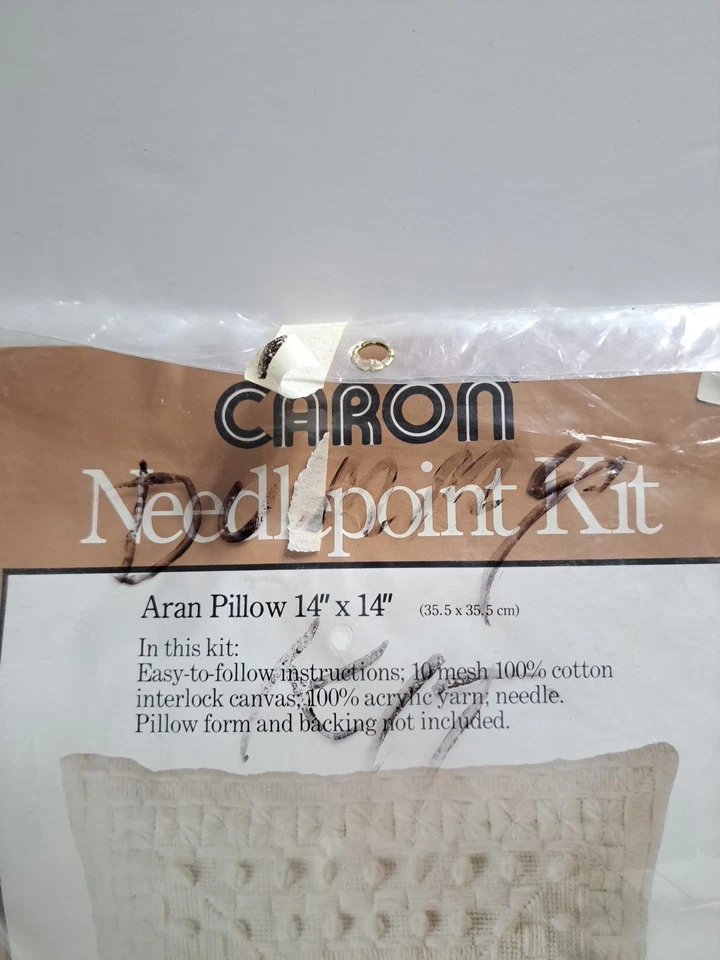Kit de punta de aguja Caron 1978 vintage almohada Aran 14" x 14" blanco roto Foto 2 de 4