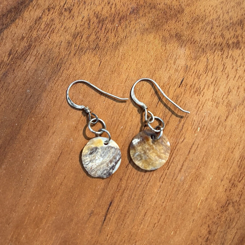 Pendientes colgantes delicados de madreperla Foto 2 de 3