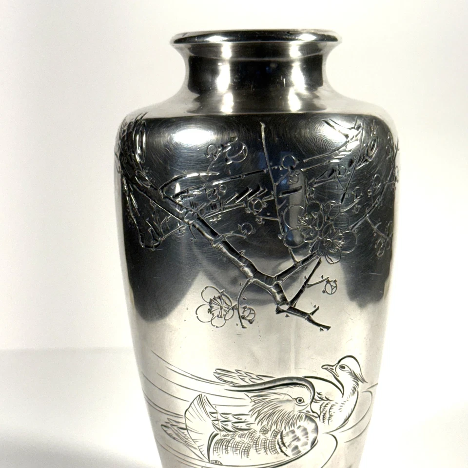 Jarrón japonés Meiji plata pura Nakagawa patos grabados y flores de cerezo Foto 3 de 4