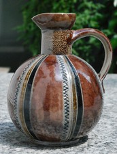 enghalsiger kugeliger Tonkrug, Studiokeramik, braun grau schwarz, 21 cm