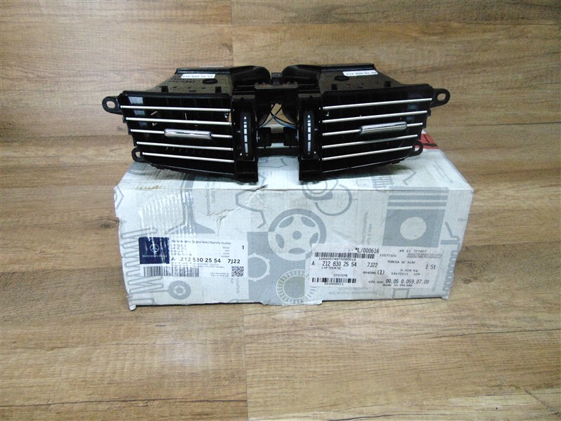 Intrument Panel Central Air Vent Genuine Mercedes W212 A2128302554