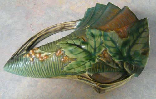 VINTAGE ROSEVILLE BUSHBERRY GREEN WALL POCKET 1291-8