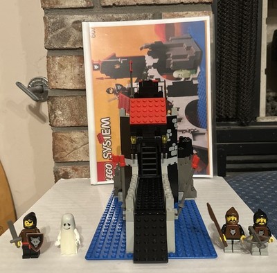 LEGO Castle: 6075 Wolfpack Tower Complete with minifigures & Instructions