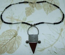 Collier touareg en verre argent cornaline Artisanat nomade du Maroc