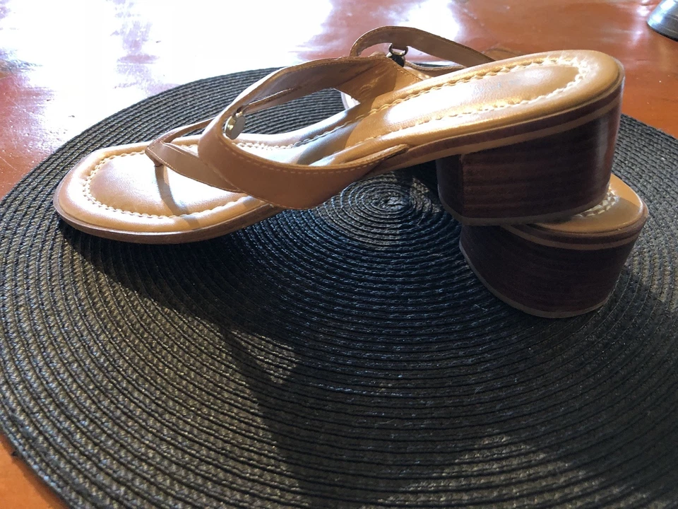 Sandalias Apostrophe de cuero con joyas tostadas sin cordones talla 8,5 M Foto 4 de 4