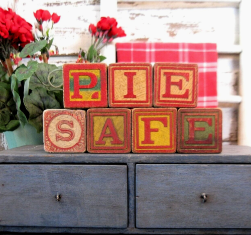 LG Antique Wood Toy Alphabet Blocks Original Red Paint Spell PIE SAFE - Afbeelding 1 van 7