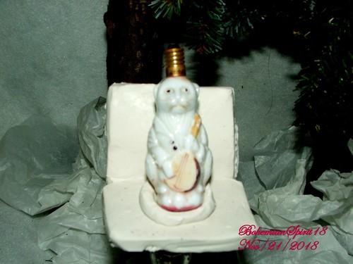 ANTIQUE 1930's MILK GLASS BEAR WITH MANDOLIN CHRISTMAS TREE LIGHT BULB UNTESTED - Picture 3 of 6