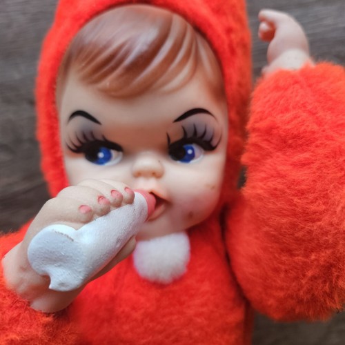 Vintage Gummi Gesicht Plüsch Baby Puppe mit Flasche im roten Schneeanzug MCM Lesen - Bild 2 von 11