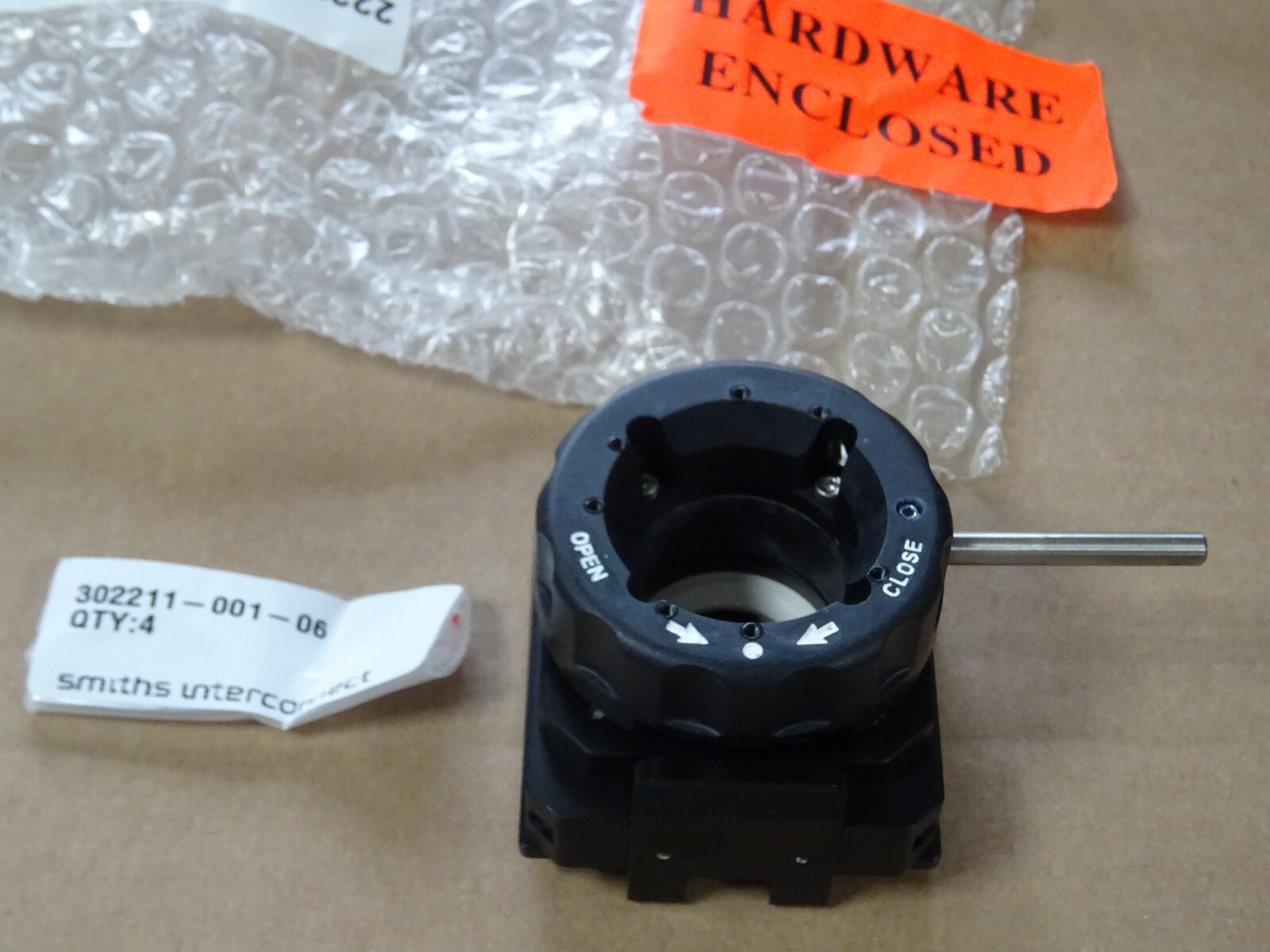 STD-LID-CLAMSHELL 223768-000 assure une pression constante pour tests RF