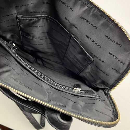 Mochila de cuero MICHAEL KORS negra pequeña con bolsa antipolvo original - Imagen 6 de 8