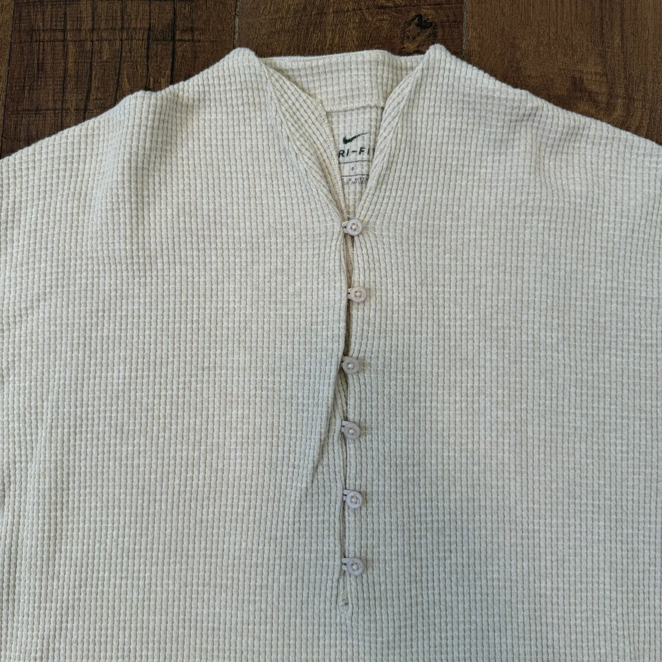 Camisa de manga larga Nike grande de yoga para mujer Foto 2 de 4