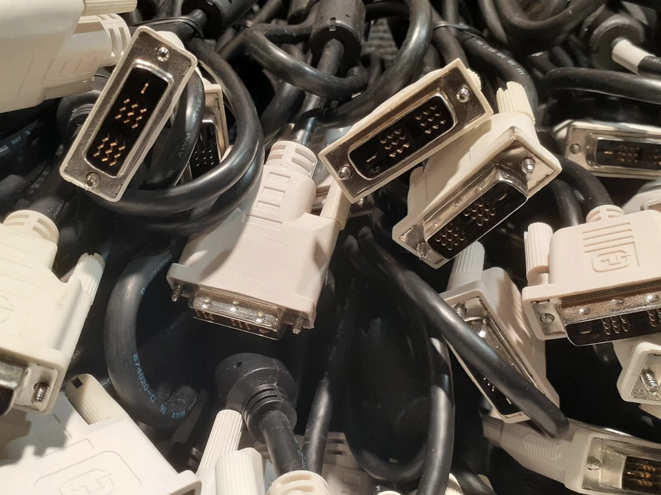 One (1) DVI-D Male to DVI-D Male White 6ft Monitor PC LCD TV Video Cable - Image 4 of 4