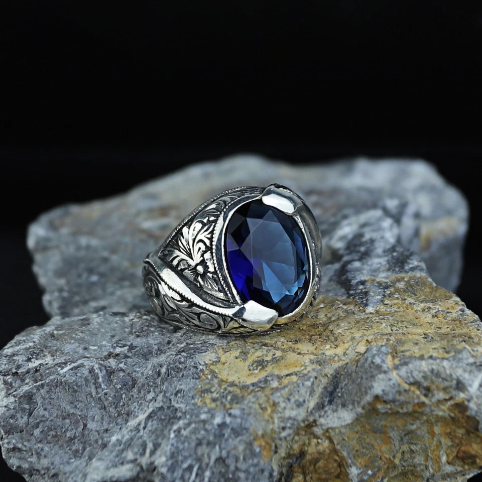 Anillo de piedra azul zafiro plateado para hombre, anillo de zafiro ovalado vintage grabado Foto 2 de 4