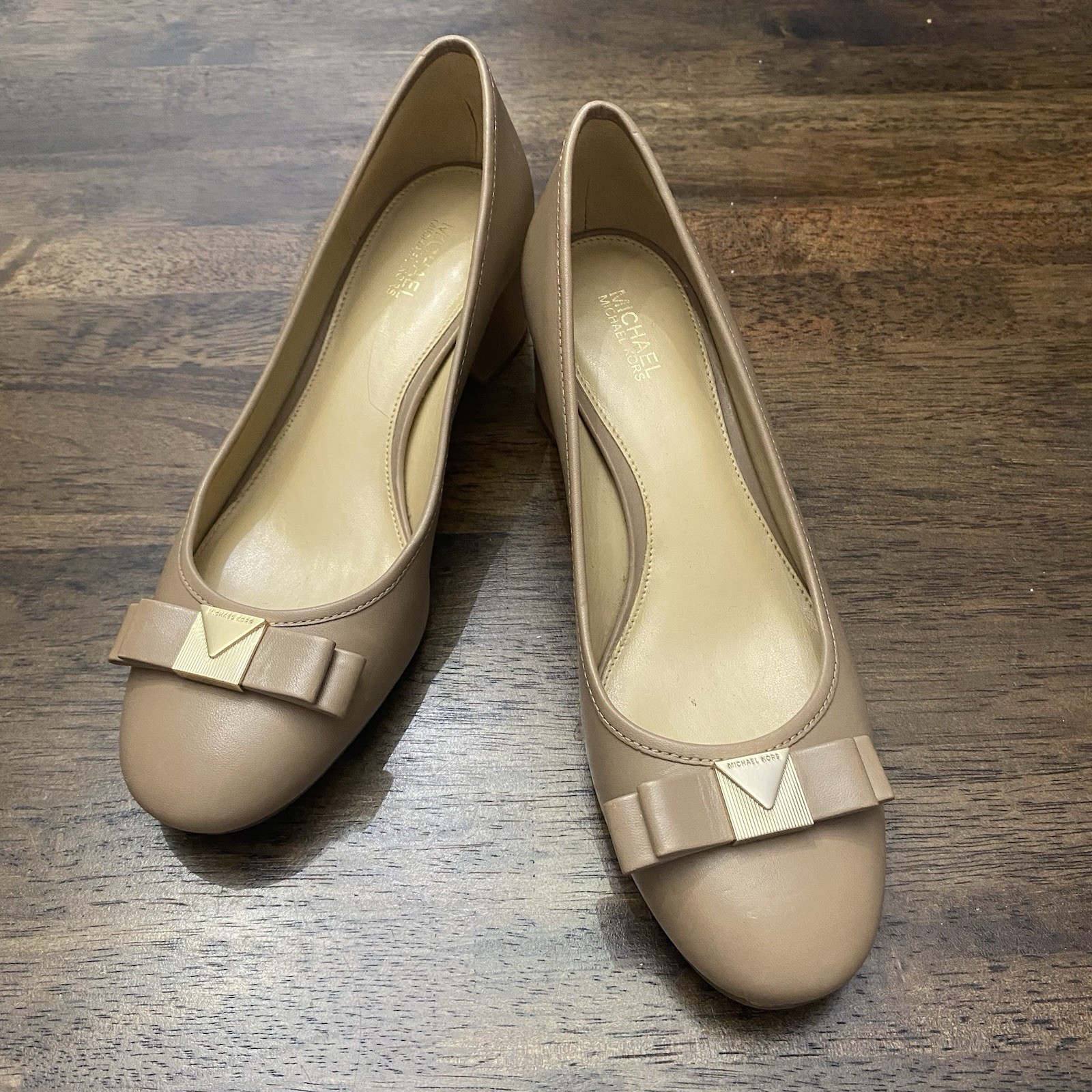 Michael Kors Logo Bow Mid Pump Leather Dress Shoes Womens Size 7M Tan thumbnail 2