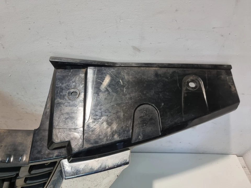 Parrilla delantera Nissan Juke F15 placa central cromada 2015 Facelift 62072-BV80A Foto 2 de 4