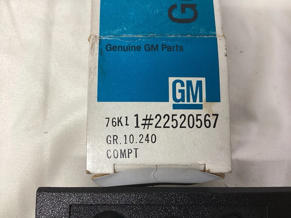 Portamonedas consola GM 22520567 genuino nuevo de stock, Oldsmobile Calais 1985-1991 Foto 2 de 4