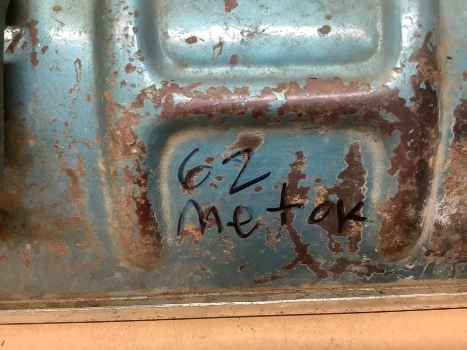 1962 Mercury Meteor porta de combustível a gás com molas e suportes usada fabricante de equipamento original - Imagem 3 de 4