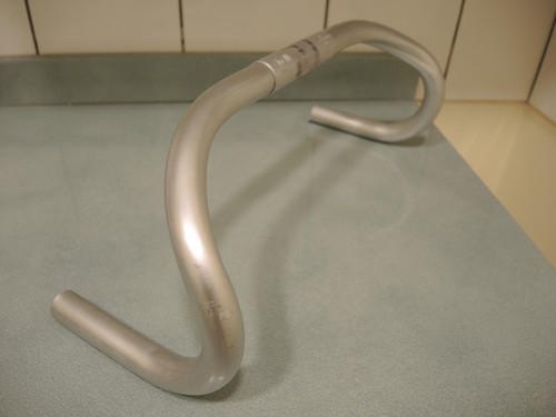CINELLI CRITERIUM ALLOY HANDLEBARS - GREAT CONDITION 26.4 CLAMP / 420mm CENTRES - Picture 6 of 13