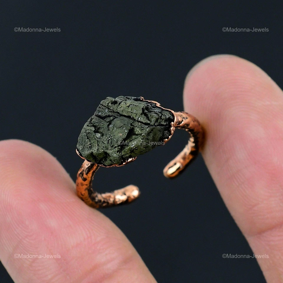 Anillo electroformado apilable de cobre con piedras preciosas áspera aventurina verde venta de Pascua Foto 3 de 4