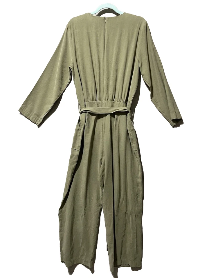 Macacão feminino ELIZABETH AND JAMES grande verde sálvia gola V com cinto boho descontraído - Imagem 2 de 4