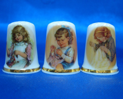 Birchcroft China Fingerhut -- Dreierset -- Einfädeln einer Nadel
