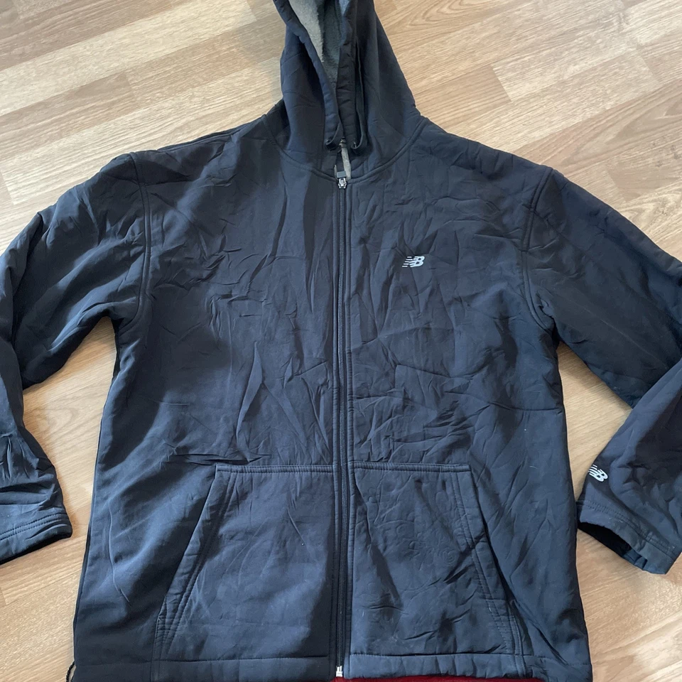 Jaqueta New Balance Softshell Sherpa Forrada com Capuz Preta Zíper Completo Tamanho Médio - Imagem 2 de 4