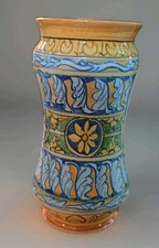 " Albarello firmato Ali Sciacca 1979, ceramica decorata mano, h 24 cm."