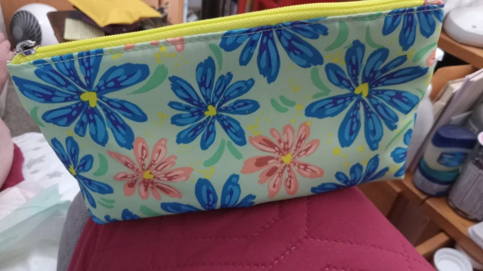 BOLSO COSMÉTICO CLINIQUE TAMAÑO MEDIANO CON FLORES AZULES/NARANJA CON VERDE BRILLANTE Foto 2 de 4