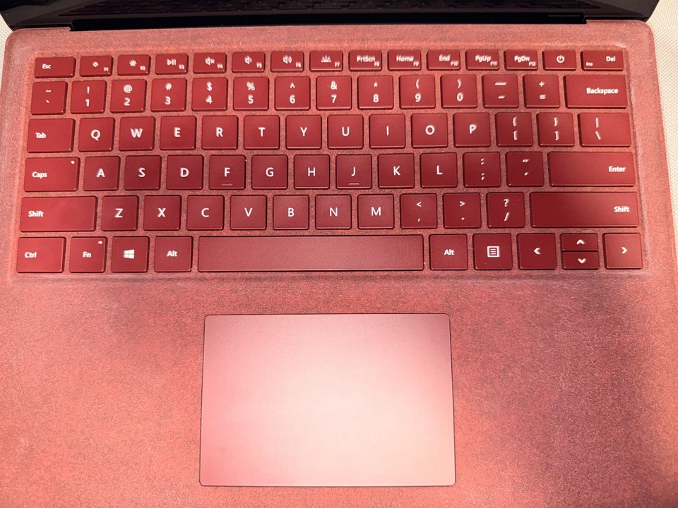 Windows10 Pro 13 pulgadas Portátil Microsoft Surface Borgoña perfecto estado. Foto 3 de 4