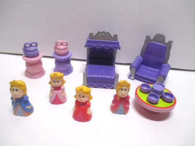 ELC HAPPYLAND PRINCESS FIGURES & BED TABLE & CHAIR BIN LG2