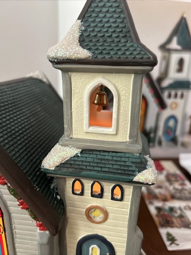 Nikolausplatz Dorf - Glasmalerei Kirche beleuchtet. Rentner 2015 - Bild 5 von 10