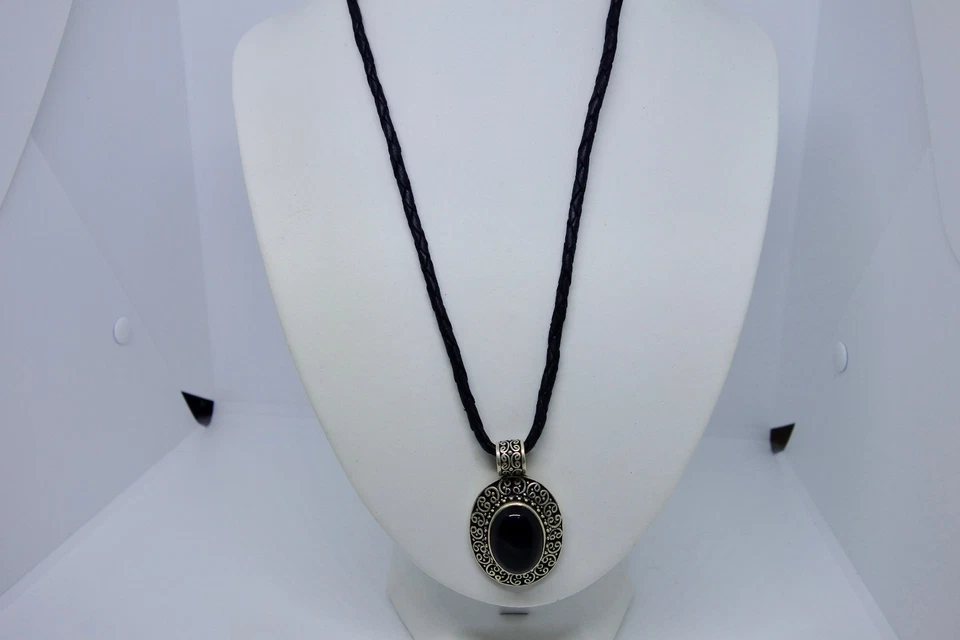 Collar con cordón de cuero trenzado ATI Indonesia colgante de ley y ónix cierre de palanca Foto 2 de 4